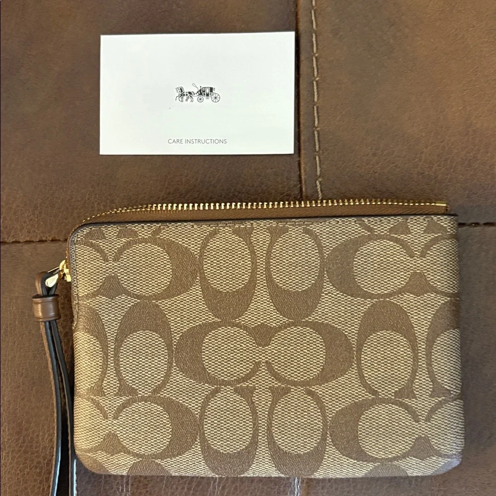 Coach Signature Brown‎ Wristlet